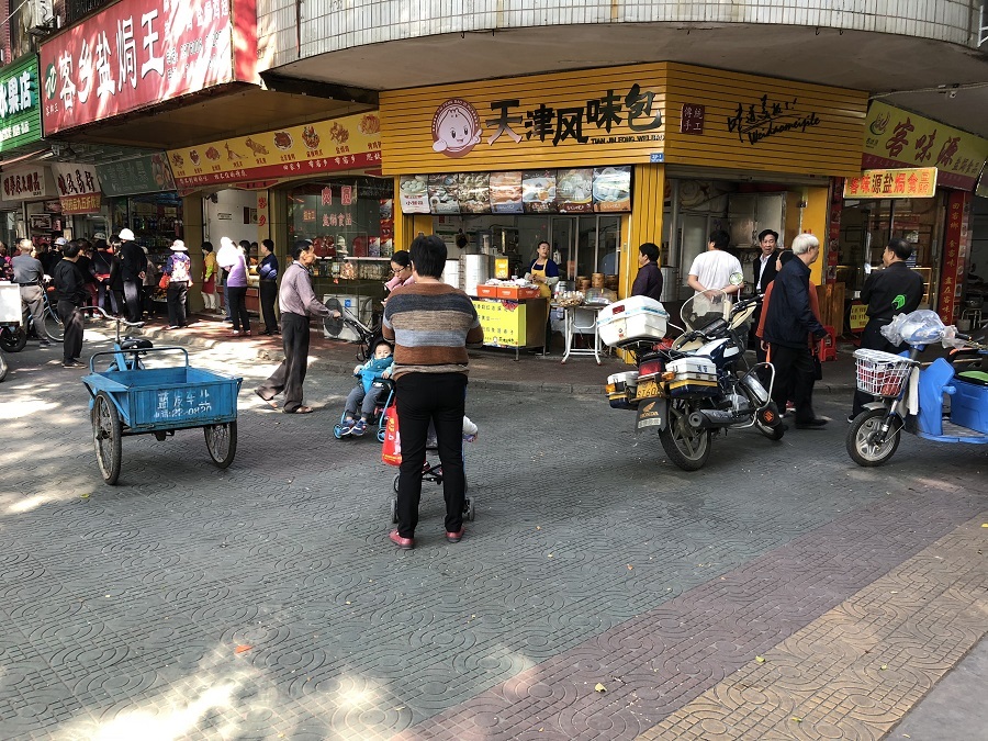 经执法人员整治后,路面重新恢复整洁。 经执法人员整治后,路面重新恢复整洁。