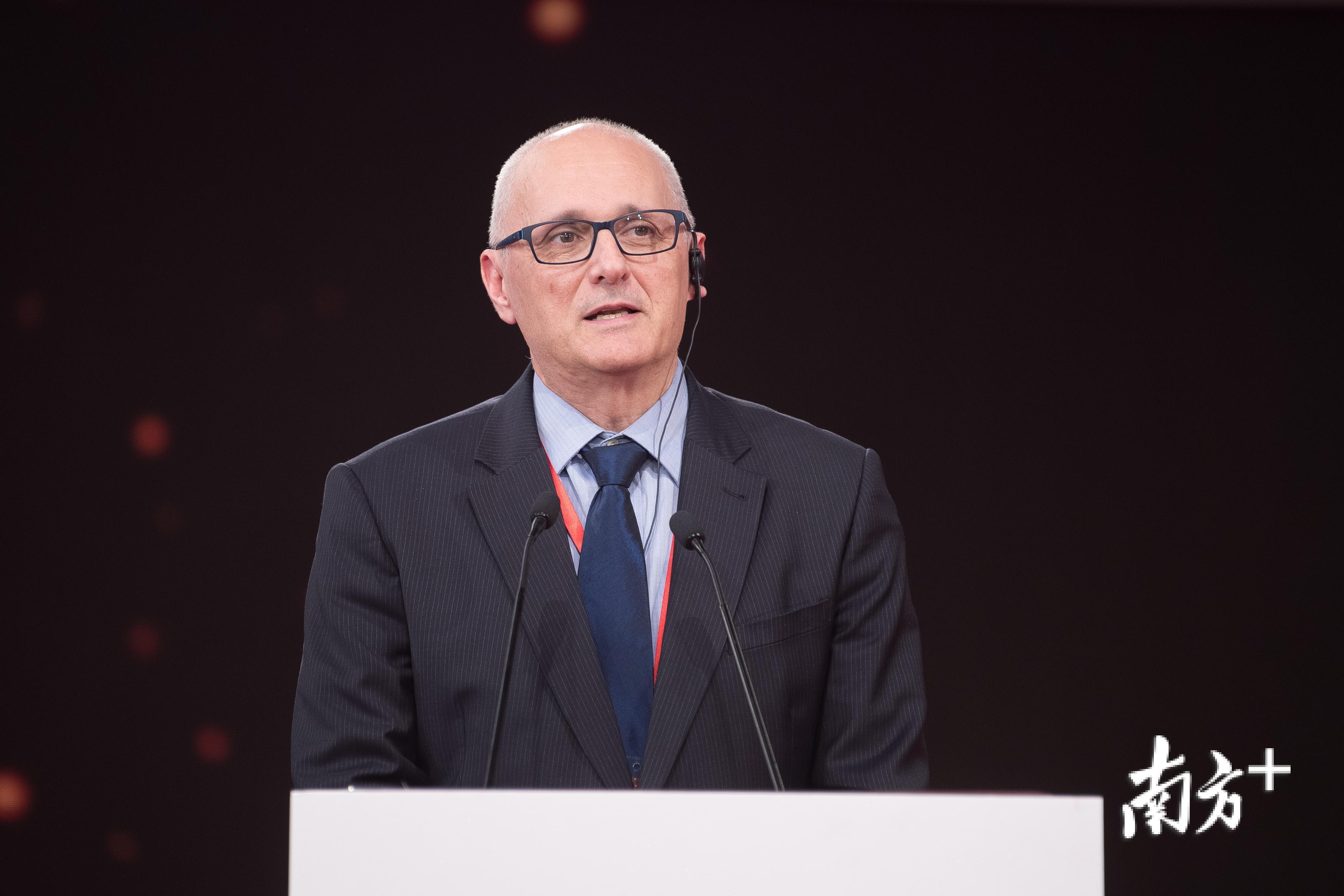 世界卫生组织驻华代表处代表高力博士。