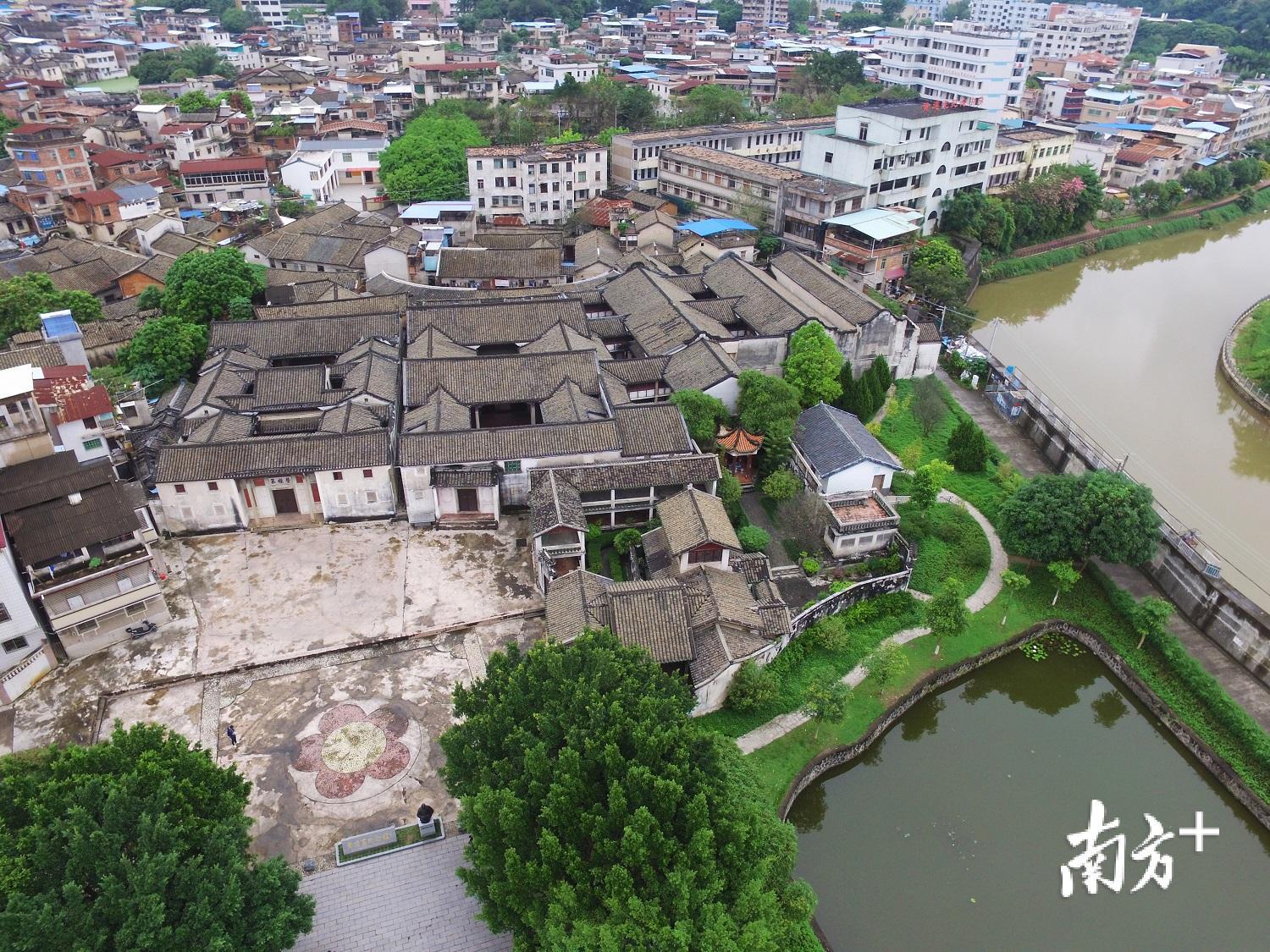 黄遵宪故居”人境庐和荣禄第“被评为全国重点文物保护单位。(南方日报 何森垚 摄) 黄遵宪故居”人境庐和荣禄第“被评为全国重点文物保护单位。(南方日报 何森垚 摄)