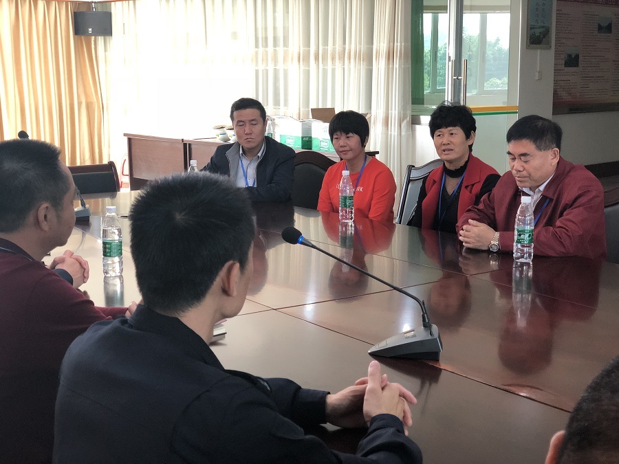 执法人员与参加体验的市民进行交流。 执法人员与参加体验的市民进行交流。