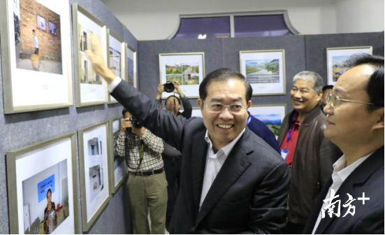 清远市委书记、市人大常委会主任郭锋参观连州国际摄影年展作品。