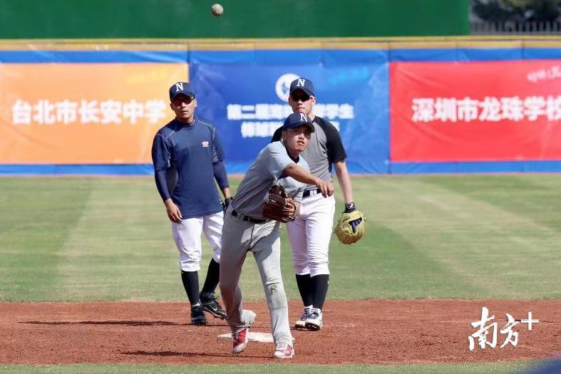 大学甲组、卫冕冠军北方工业大学队在球场热身。 大学甲组、卫冕冠军北方工业大学队在球场热身。