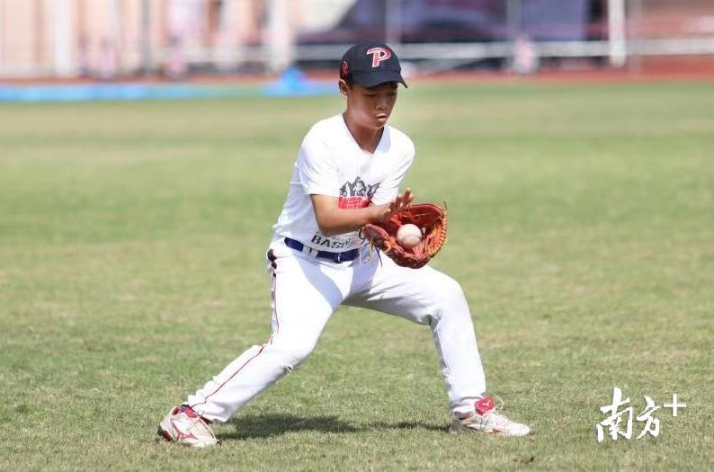 U12组兆隆小学在球场热身。 U12组兆隆小学在球场热身。