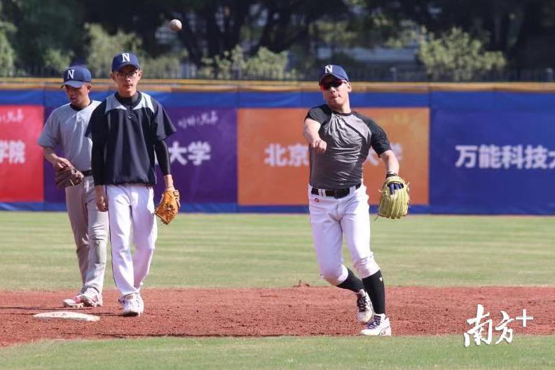 大学甲组、卫冕冠军北方工业大学队在球场热身。 大学甲组、卫冕冠军北方工业大学队在球场热身。