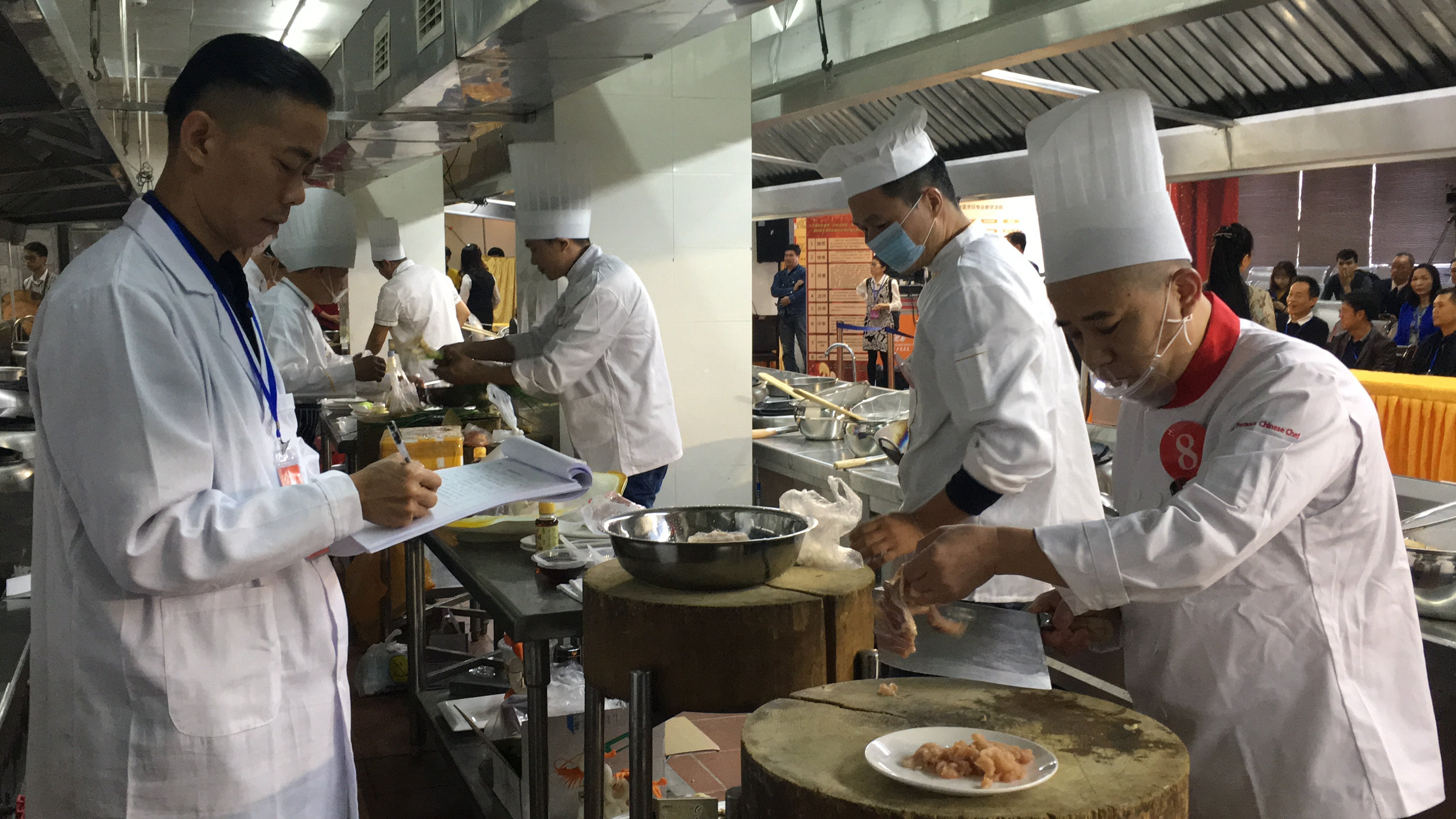 现场裁判给选手打分