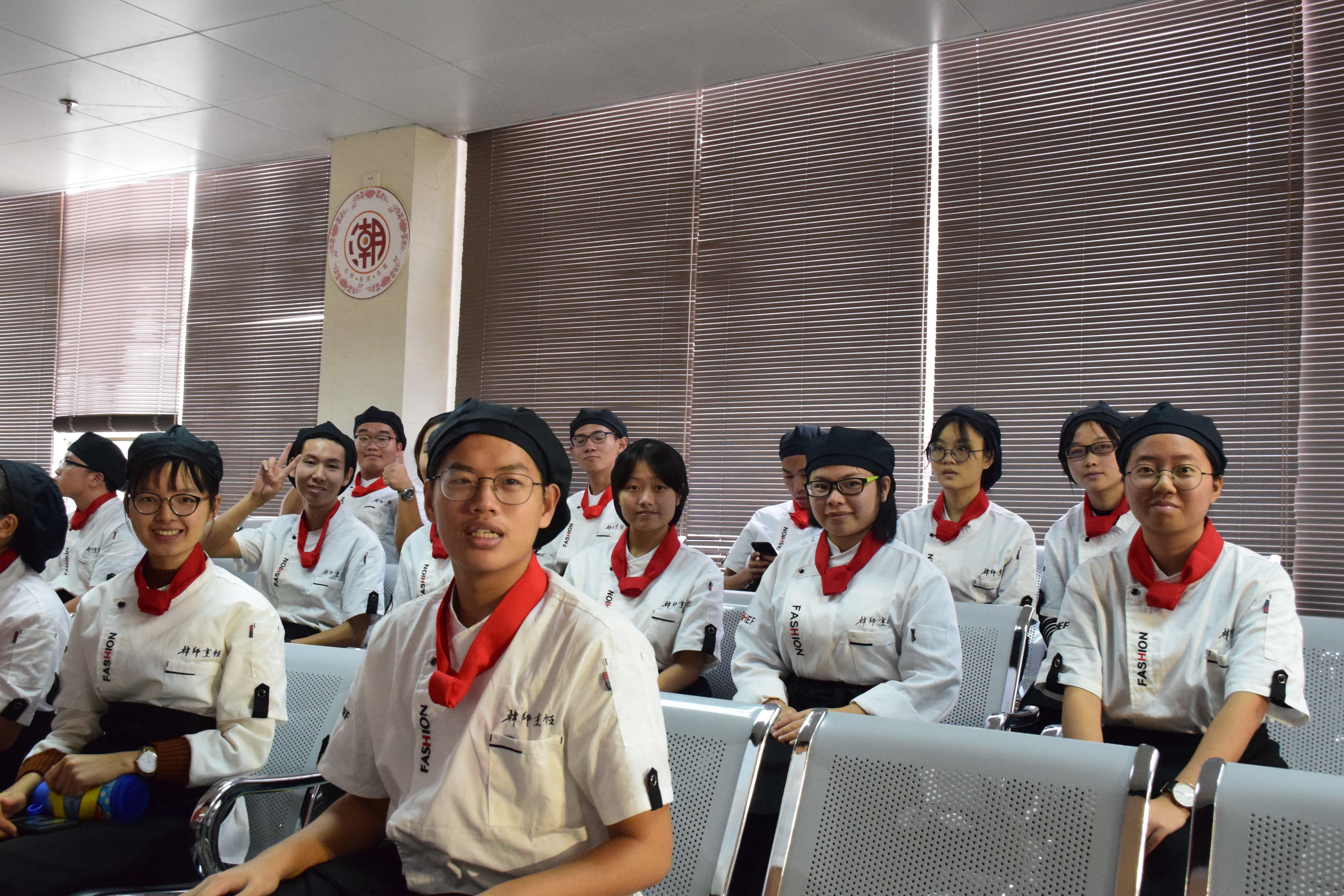 韩山师范学院学生在观看比赛