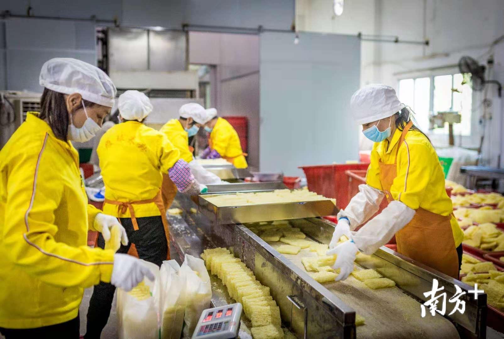 工作人员正在将做好的雁球米粉进行分拣包装。