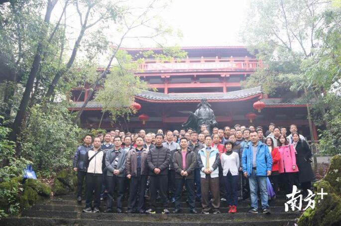 连南县纪检监察干部在刘禹锡纪念馆前合影