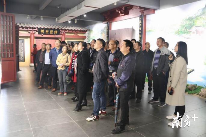 连南县纪检监察干部在解说员的引导下认真参观学习
