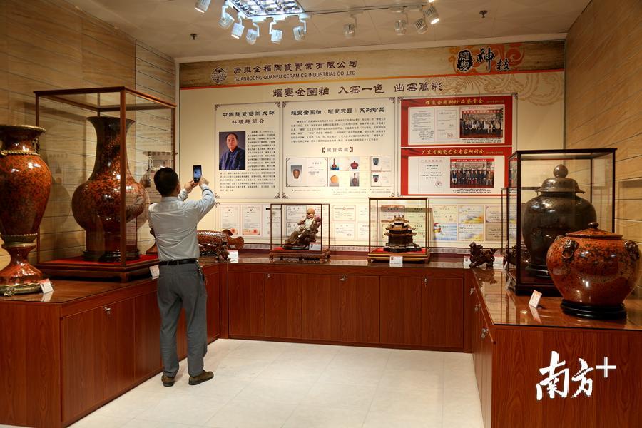 潮州工艺美术行业不断发展,生产规模不断扩大,作品档次不断提高,专业技术队伍日益壮大。图为中国陶瓷艺术大师林礼腾的作品展示。 潮州工艺美术行业不断发展,生产规模不断扩大,作品档次不断提高,专业技术队伍日益壮大。图为中国陶瓷艺术大师林礼腾的作品展示。