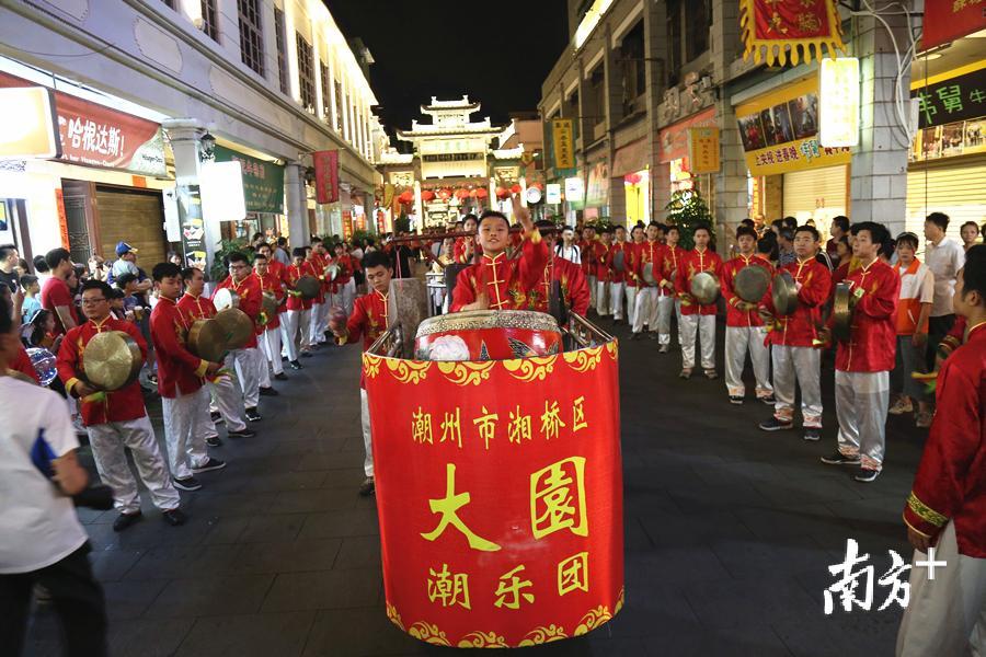 从去年10月开始,潮州牌坊街的非遗文化活动不断。图为大园锣鼓队在牌坊街巡游。 从去年10月开始,潮州牌坊街的非遗文化活动不断。图为大园锣鼓队在牌坊街巡游。