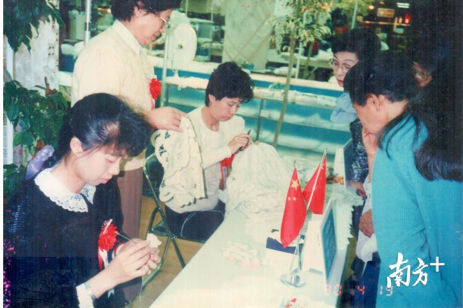 1990年4月,由国家外贸部组织,潮州抽纱艺人薛建铭(左三)作为潮州抽纱技艺代表,前往日本展示潮州抽纱技艺。 1990年4月,由国家外贸部组织,潮州抽纱艺人薛建铭(左三)作为潮州抽纱技艺代表,前往日本展示潮州抽纱技艺。