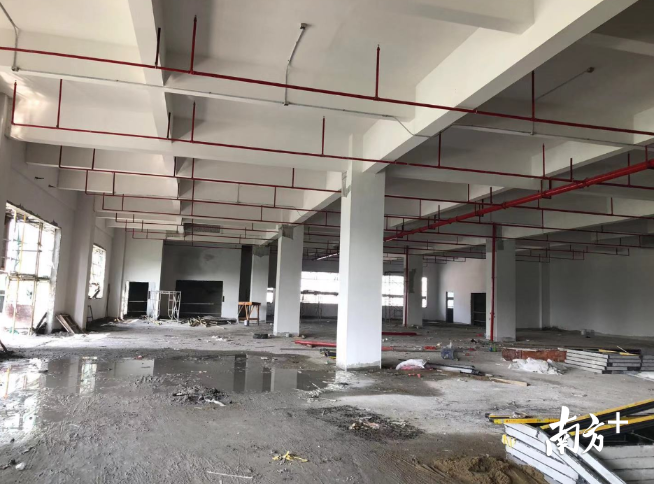 左富坚的新厂房正在进行内部装修。