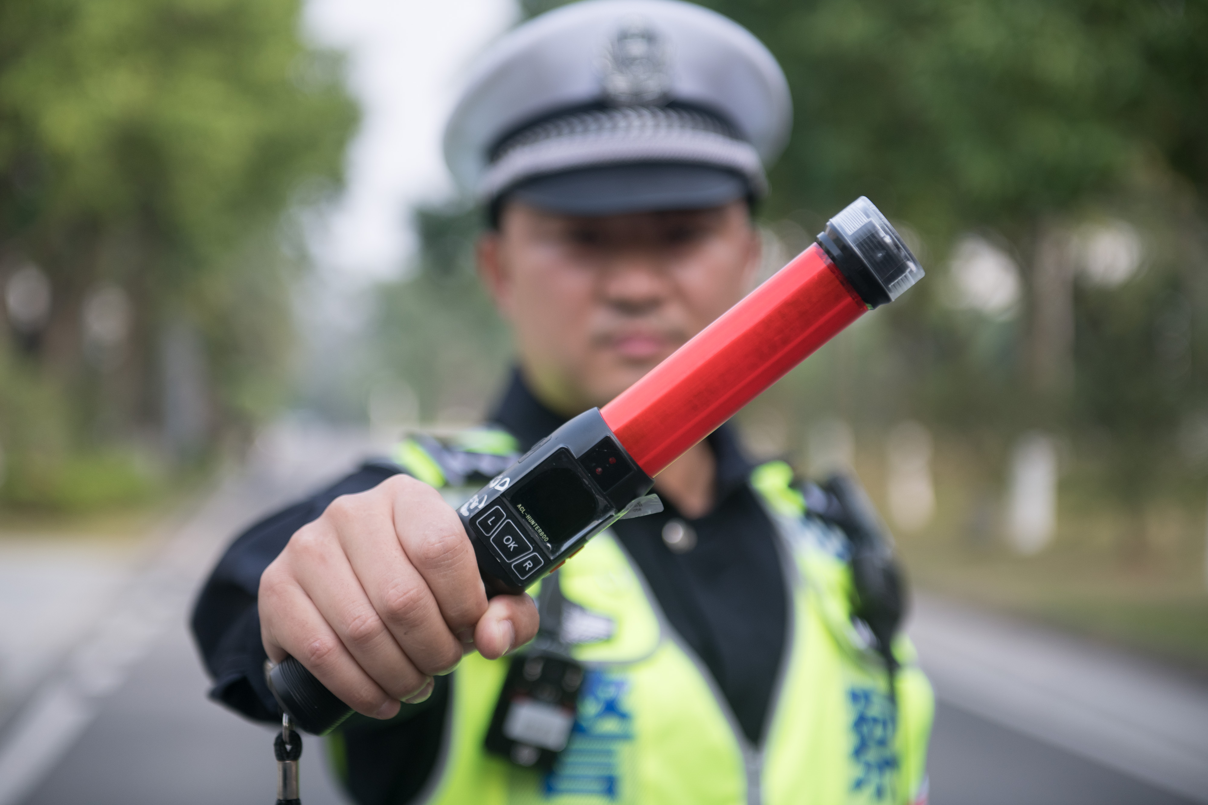 广州交警手持鹰眼更"锐利","酒测"不必再呼气