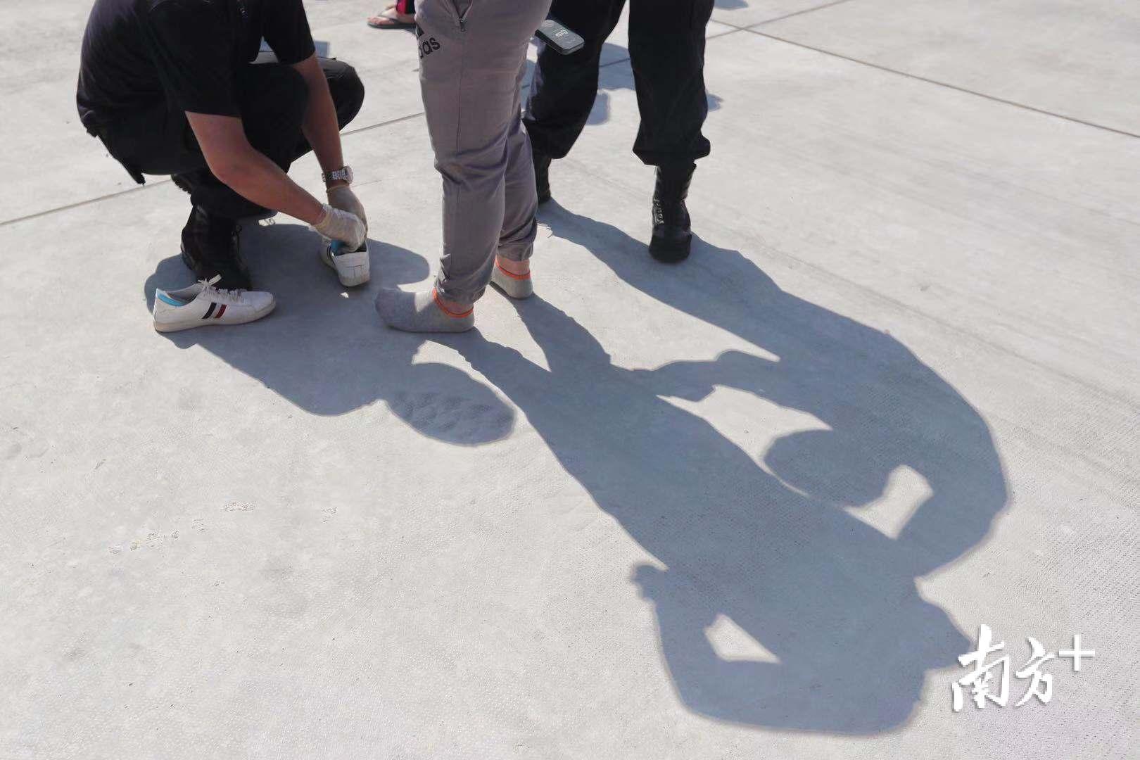 柬埔寨机场移交嫌疑人和登机前安全检查