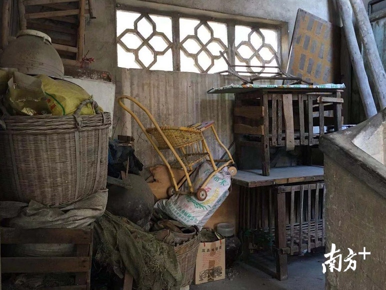 楼道杂物堵的人都快过不去了，小区住户多次投诉。