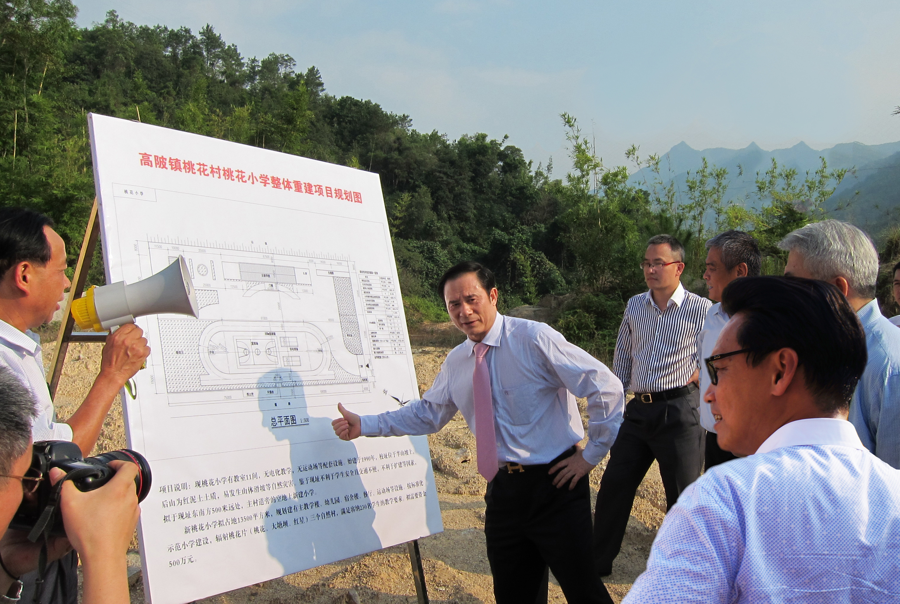 黄文仔在梅州大埔县桃花小学扶贫工作现场。 黄文仔在梅州大埔县桃花小学扶贫工作现场。