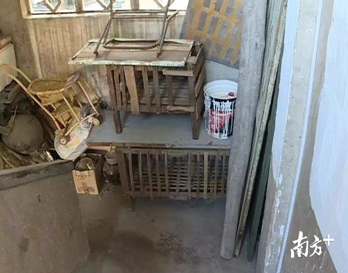 楼道拐角堆满了桶子椅子笼子等杂物，影响出行。