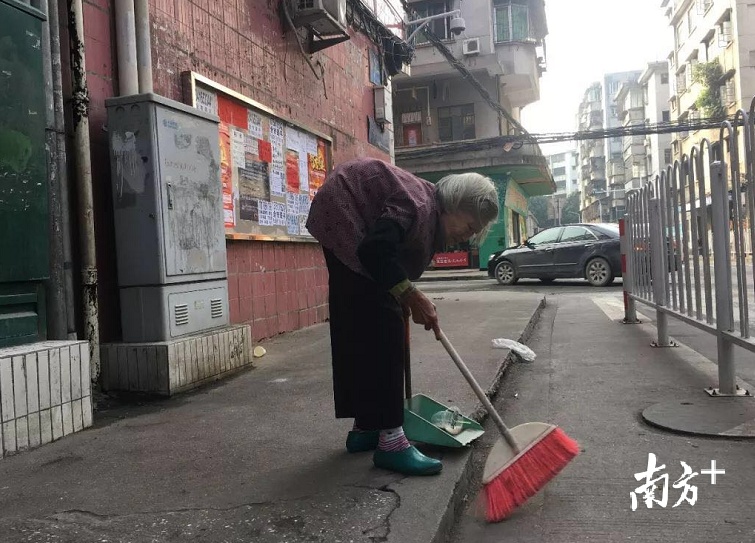 廖阿婆义务扫街，获得很多市民点赞。