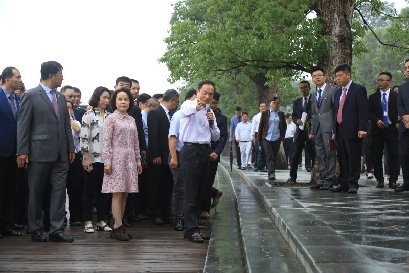 黄文仔在星河湾半岛为工程管理人员现场授课。 黄文仔在星河湾半岛为工程管理人员现场授课。