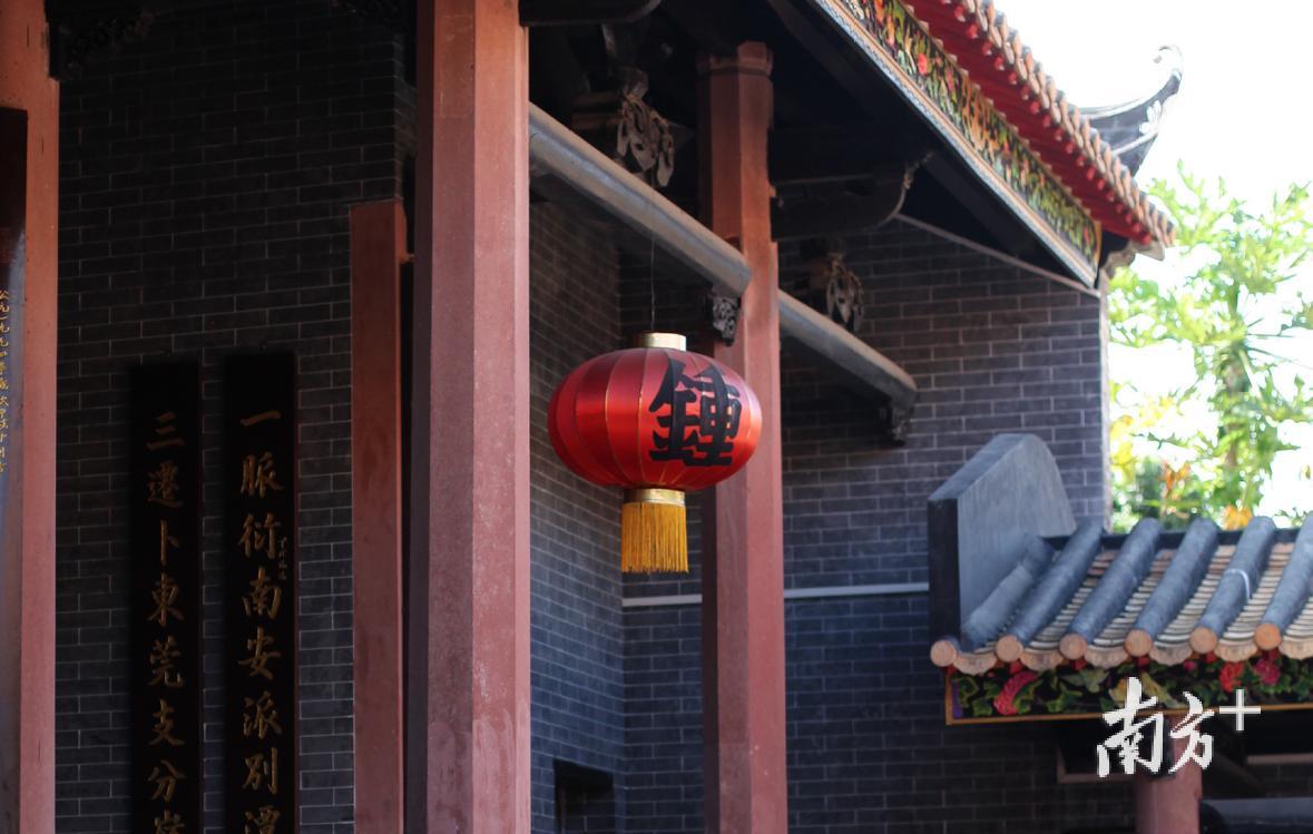 寮步镇钟氏祠堂的牌匾是由清代文学家钟映雪题写的，他是钟氏最富盛名的祖先。