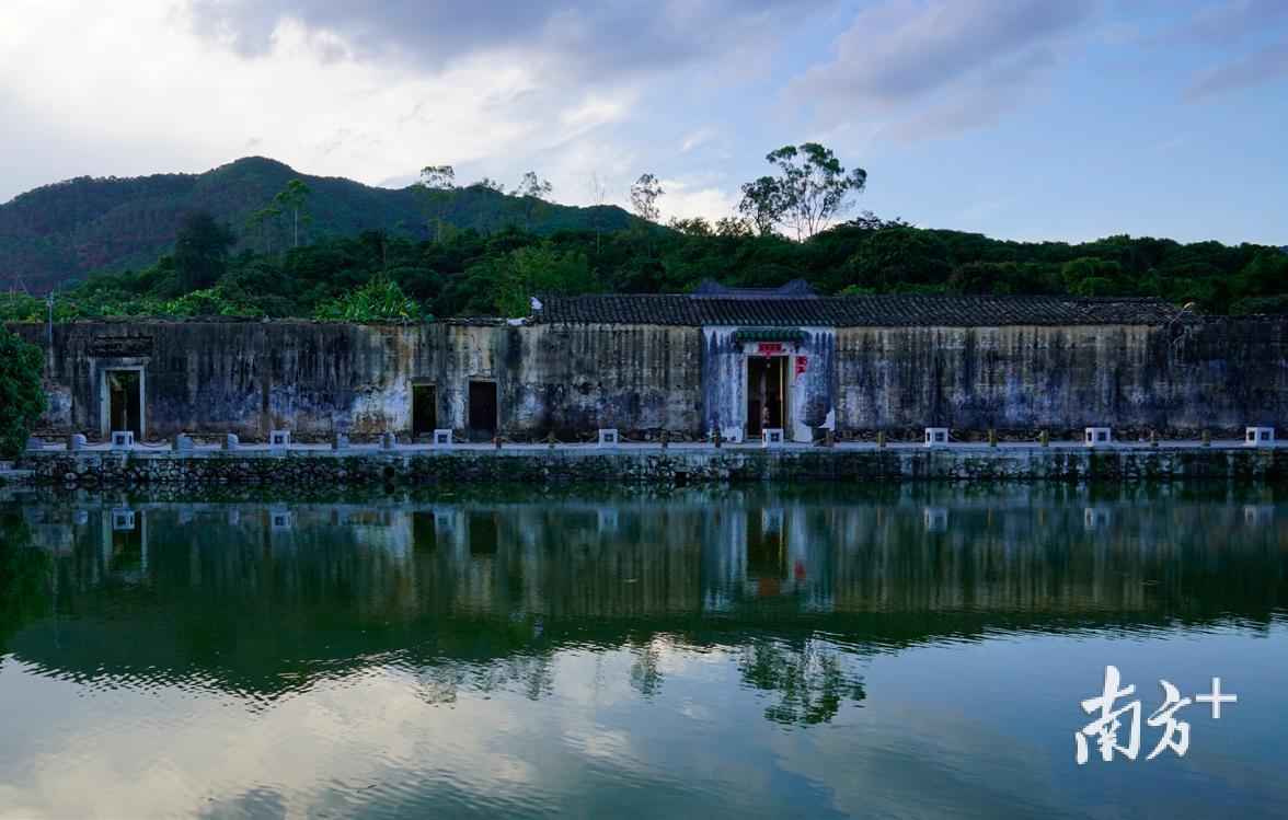 祠堂白日里是不落锁的，他们不会拒绝任何人。
