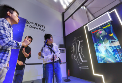 这是手势识别技术演示“手指飞机大战”，伸出食指，指哪打哪儿，T-DAY独有，别无分店。