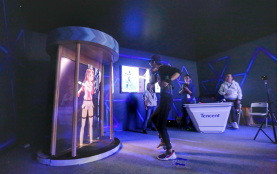 你做任何动作，它均会对你进行实时模仿。 这是双子系统，是腾讯智能创新业务部（InLab）针对虚拟主播类型自研打造的动作捕捉方案。