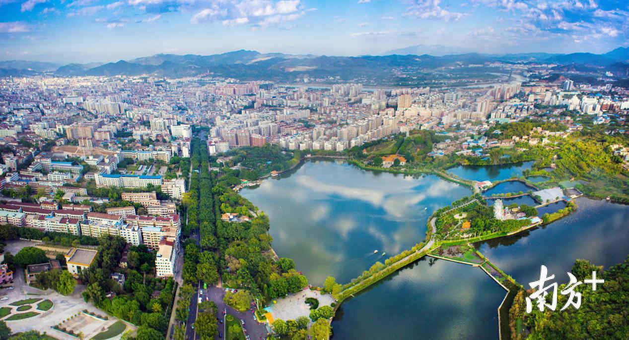 城中绿洲(曹颖 摄) 城中绿洲(曹颖 摄)