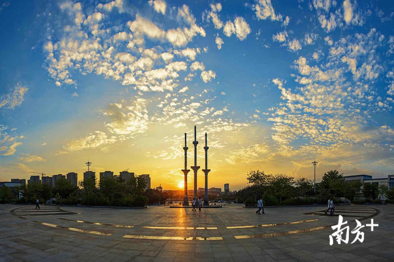 院士广场（余史良 摄）