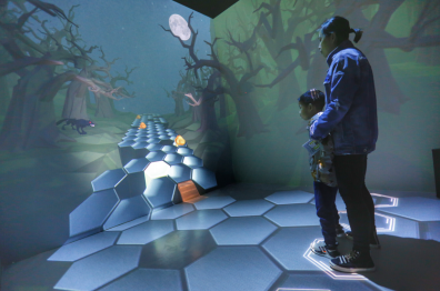 这是公益游戏“灯山行动”，让你亲身感受山区学生上学的冒险之路，必须躲避狼群、绕过深坑才能越走越远。