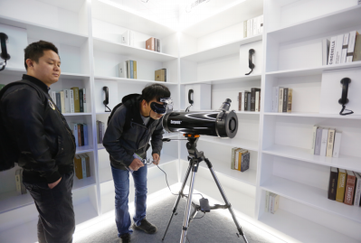 腾讯基金会发起的“科学探索奖”还搬来了整个图书馆，在这里你既可以看到未来的星空， 也可以聆听诺贝尔获奖者的声音。