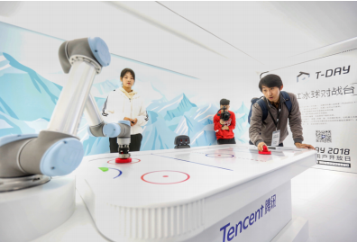 离开智慧医疗区，你也可以和AI机器人打一场冰球PK，体会什么是“AI当关万夫莫开”。