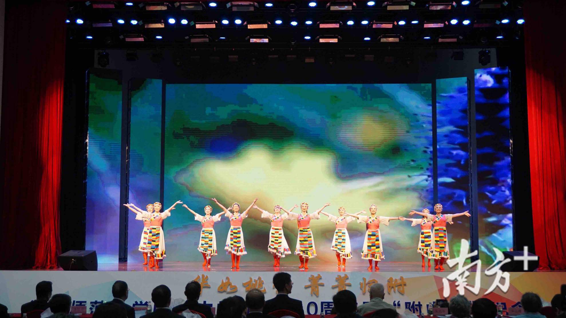 精彩纷呈的表演。 精彩纷呈的表演。