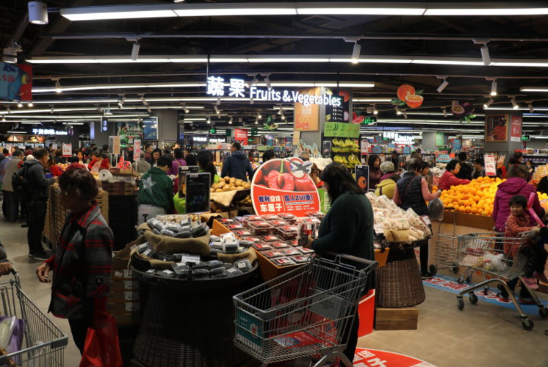 sp@ce天虹超市的蔬果区，很多市民在其中购物。通讯员供图