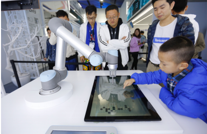 当然，你还可以与腾讯AILab研发的围棋AI程序——绝艺一笔高低。 它运用了人工智能领域的深度学习和强化学习等AI技术，还在大数据、计算力和算法上不断创新，是推进AI前沿技术研究的核心项目。