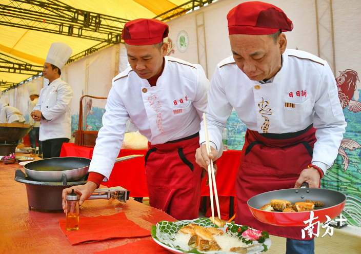当地大厨正在对香煎鱼块进行摆盘。梁平 摄 当地大厨正在对香煎鱼块进行摆盘。梁平 摄