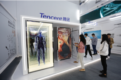 在“腾讯觅影”的世界，抽出一块玻璃，就能看到癌症本来的面貌。