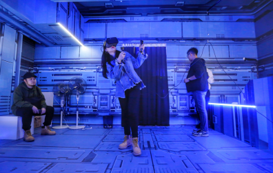 这是一款由腾讯智能创新业务部（InLab）自主研发的VR硬件套装，由基于PC（电脑端）的VR头盔和VR交互手柄组成。VR头盔拥有高清的2K分辨率以及90Hz的屏幕刷新率，令用户在虚拟现实世界中沉浸感更强视觉冲击更逼真。