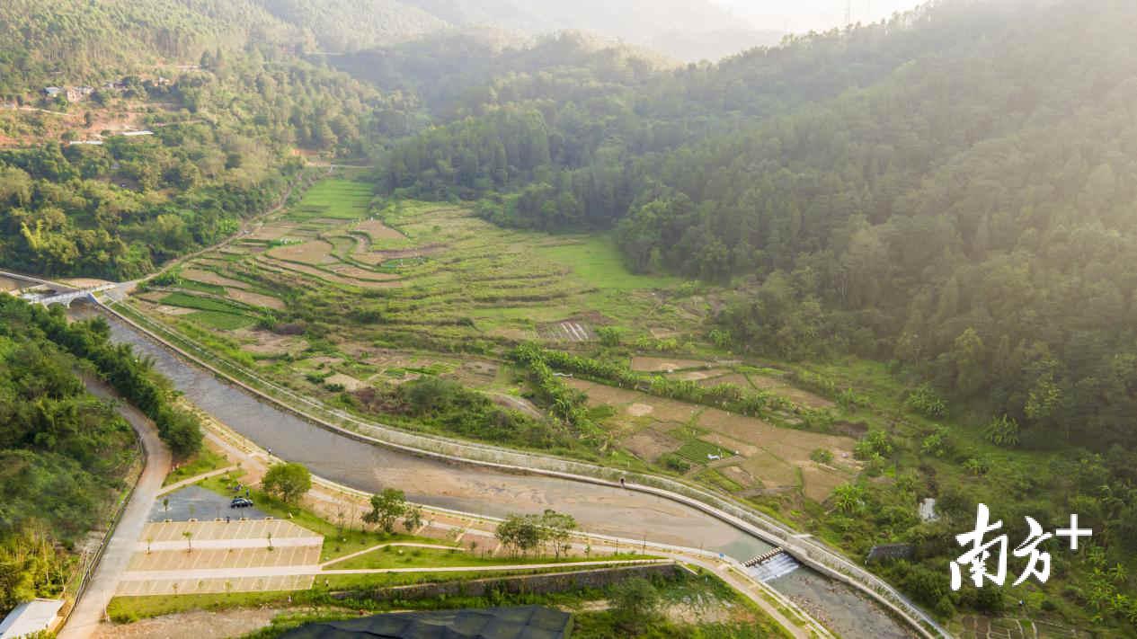 美丽小密河(袁群华 摄) 美丽小密河(袁群华 摄)