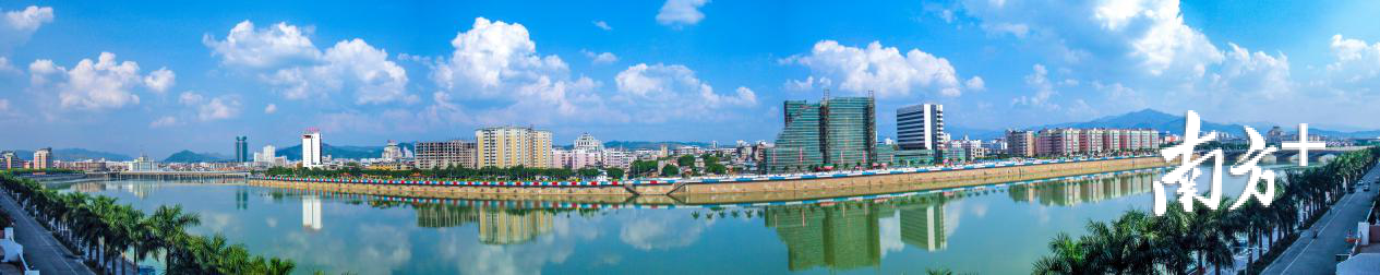 碧水蓝天(陈开凝 摄) 碧水蓝天(陈开凝 摄)