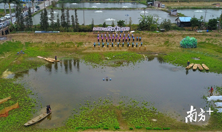 闭幕式上,演员通过丰富的表演形式,展现九江传统数鱼花等技艺。梁平 摄 闭幕式上,演员通过丰富的表演形式,展现九江传统数鱼花等技艺。梁平 摄