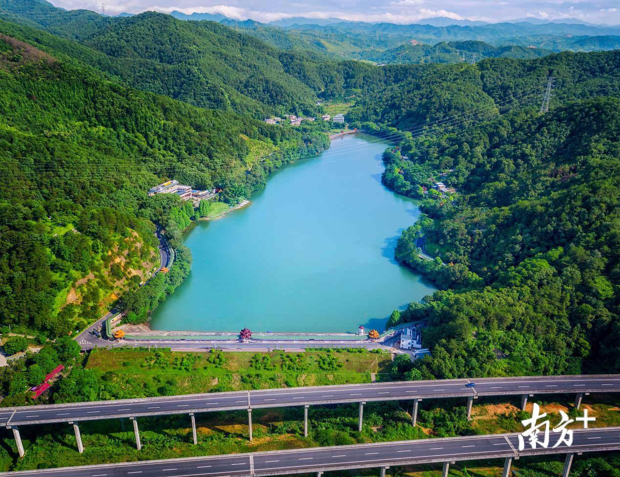 三角泮坑湖光秀色(连志城 摄) 三角泮坑湖光秀色(连志城 摄)