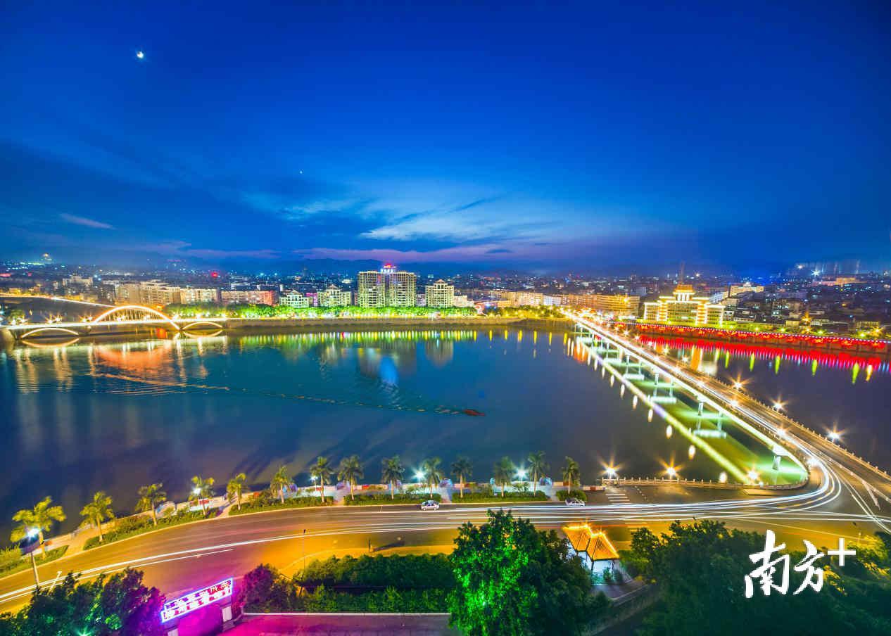 梅江月色 （何志林 摄）