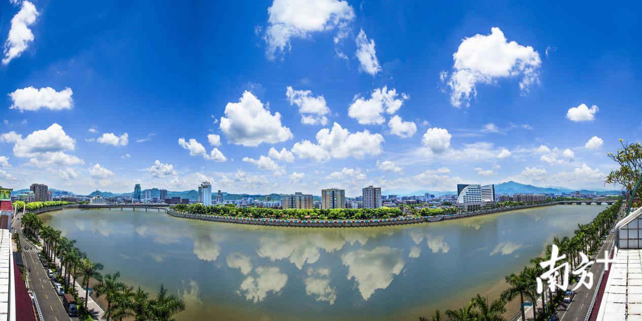 梅江白云飘(袁兴恒 摄) 梅江白云飘(袁兴恒 摄)