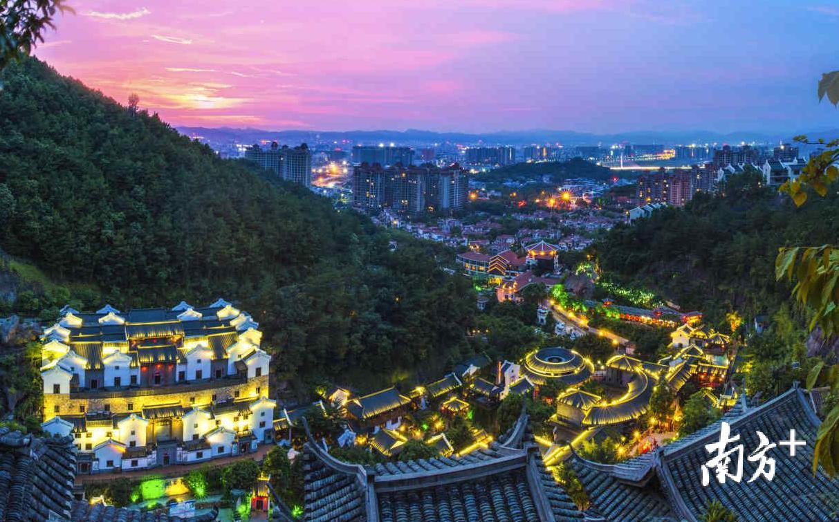 小镇风情（陈志辉 摄）