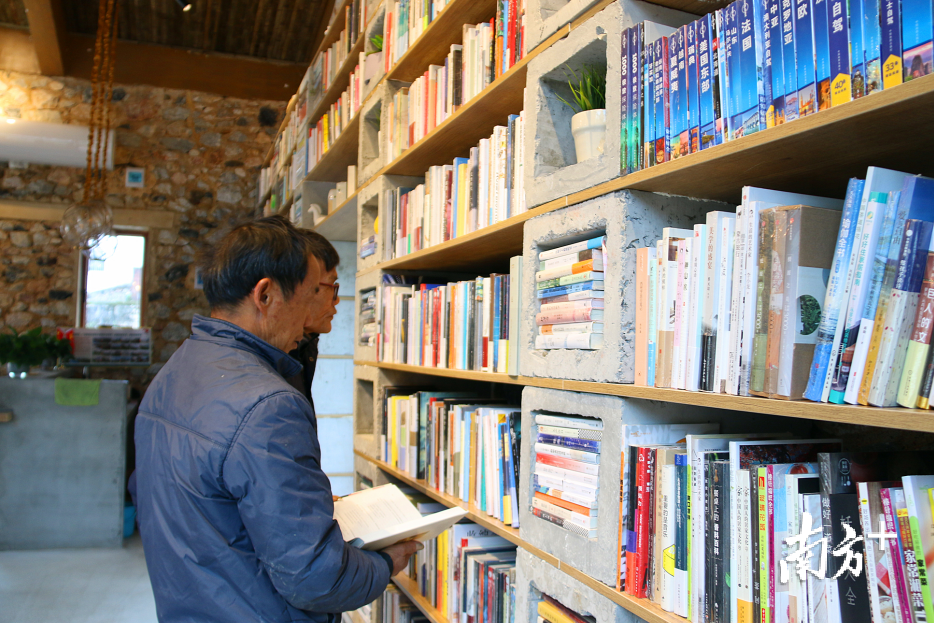 不少村民在农闲时到书吧里看书。