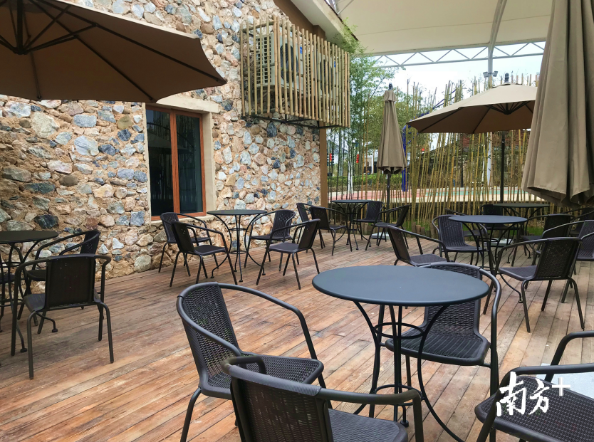 村内配置了不少桌椅，供游客休息聊天。