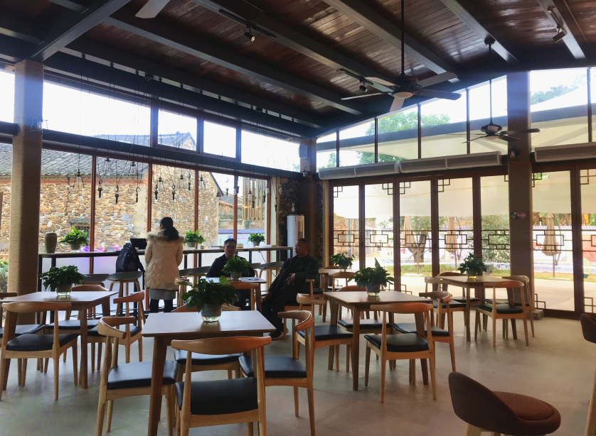 村里的咖啡吧成为了村民和游客休闲之处。