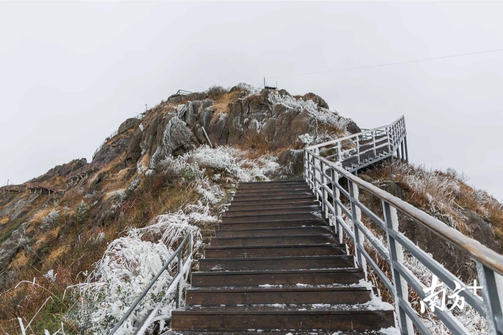 清远遭遇今冬最强寒潮,金子山上又现冰挂奇观